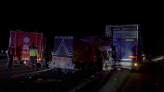 Tarım işçilerini taşıyan minibüs tıra arkadan çarptı: 3 ölü, 16 yaralı