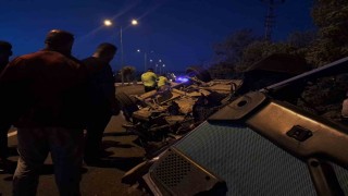 Taşa çarpan Tofaş hurdaya döndü: 2 kişi yaralandı