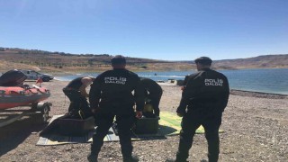 Tatbikat gereği barajda boğulan 2 şahıs polis ekipleri tarafından sudan çıkarıldı