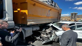 Tatvanda kamyon ile otomobil çarpıştı: 3 yaralı