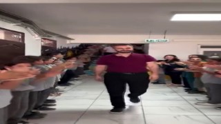 Tayini çıkan öğretmen, 10 yıldır görev yaptığı okuldan alkışlarla uğurlandı