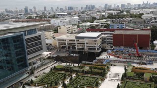 Taylandda yol çöktü, bir araç 50 metrelik çukura düştü