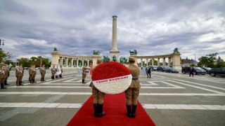 TBMM Başkanı Kurtulmuş, Budapeştedeki Meçhul Asker Anıtına çelenk bıraktı