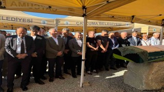 Tedavi gördüğü hastanede vefat eden belediye başkanının eşi toprağa verildi