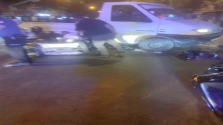 Tek şeritli caddeden ara yola geçmek isteyen kamyonetin çarptığı motosikletli ağır yaralandı