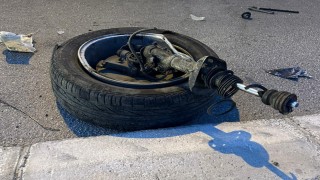 Tekeri bile koptu: Kamyona çarpan otomobil hurdaya döndü, 2 yaralı