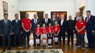 TEKNOFEST’te Üçüncü Olan Öğrencilerden Osmaniye Valisine Ziyaret