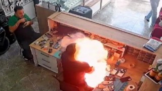 Telefon bataryası bomba gibi patladı
