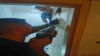 Telefonunu almak isterken metrelerce yükseklikten düşerek havalandırma boşluğunda mahsur kaldı