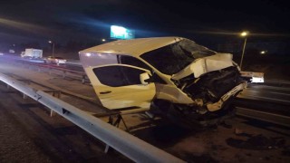 Temde kontrolden çıkan panelvan bariyere girdi: 1 yaralı