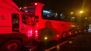 TEMde lastiği patlayan otobüse kamyon çarptı: 1 yaralı