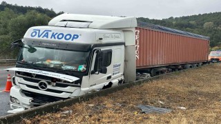 TEMde tır bariyerlere çarptı: 1 yaralı