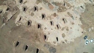 Temizlenen Turuş Kaya Mezarlarında birbirinden ilginç kabartmalar ortaya çıkıyor