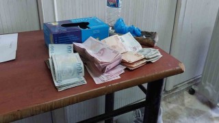 Temizlik personeli bulduğu poşet dolusu parayı polise teslim etti