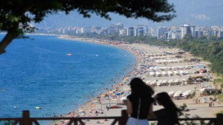 Termometreler 37 dereceyi gösterdi, yazın son günlerinde Antalya sahilleri doldu taştı