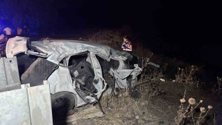 Ters şeride giren otomobil tankerle çarpışıp şarampole yuvarlandı: 1 ölü, 1i ağır 2 yaralı