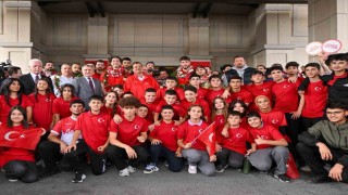 THY pilotundan A Millilere anons sürprizi: Umut ve gurur yaşattınız