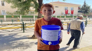 Ticareti merak eden 11 yaşındaki çocuk haftanın bir günü limonata satıyor