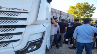 Tır ile otomobil çarpıştı: 3 yaralı