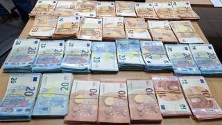 Tır kabininde ele geçirilen 99 bin 970 euro komşuya kaldı