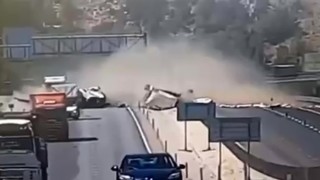 Tır ve dorsenin ayrılıp, yoldaki bariyeri yerinden koparan feci kaza kamerada