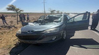 Tıra arkadan çarpan otomobil hurdaya döndü: 2 yaralı