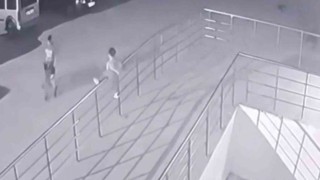 Tırmandığı demir korkuluklardan düşen çocuk ağır yaralandı