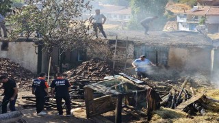 Tokatta bir ev ve samanlık tamamen yanarak kullanılmaz hale geldi