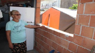 Torunu ve oğlu ile çadırda yaşam mücadelesi veriyor