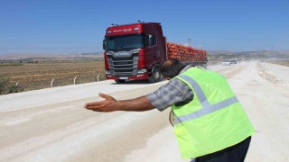 Tozlu yolda mutluluk saçıyor, kimse korna çalmadan geçmiyor