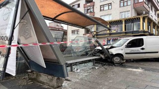 Trabzonda araç otobüs durağına çarptı