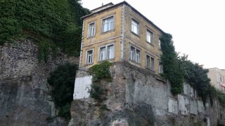 Trabzonun tarihi surları üzerindeki evler zamana direniyor