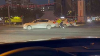 Trafikte arızalanan otomobili polisler iterek çalışmasını sağladı
