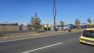 Trafikte bekleyen araca çarpan otomobil yan yattı: 2 yaralı