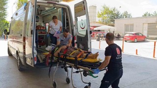 Traktörün altında kalan yaşlı kadın ağır yaralandı