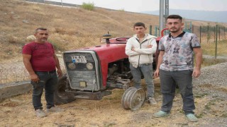 Traktörün tekerliği patladı, jant üzerinde orman ekiplerine su taşıdılar