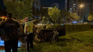 Tramvay yoluna uçan otomobil hurdaya döndü: 1 ölü, 1 yaralı