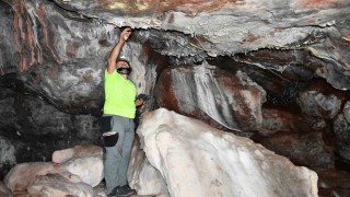Tümülüsü andıran tepedeki mağaranın turizme kazandırılmasını istiorlar