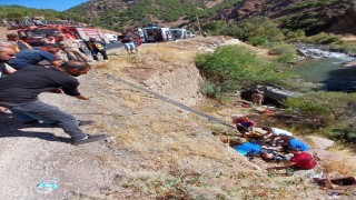 Tuncelide araç uçuruma yuvarlandı: 3 yaralı