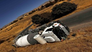 Tuncelide beton mikseri ve tır devrildi