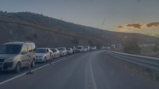 Tuncelide feribot seferleri durduruldu: 3 kilometre araç kuyruğu oluştu