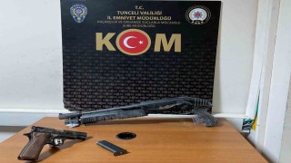 Tuncelide toprağa gömülü halde silah ve uyuşturucu madde ele geçirildi