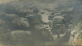 Türk askerleri, Çanakkale cephesinde düşmanla burun buruna siper kazdı