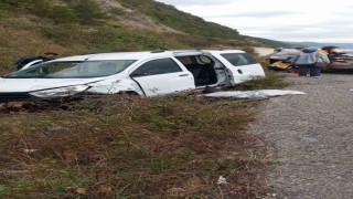 Türkelide otomobil istinat duvarına çarptı: 3 yaralı