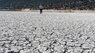 Türkiyenin 4üncü büyük gölü kuraklık nedeniyle ortadan ikiye bölündü