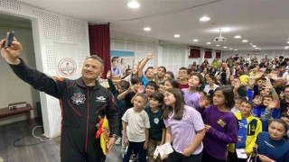 Türkiyenin ilk astronotu Alper Gezeravcı, Karamanda öğrencilerle buluştu