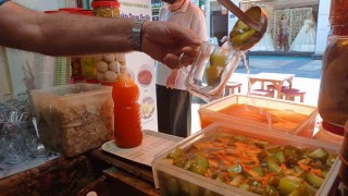 Turşu tezgahta satışta