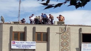 Ümraniyede çatıya çıkan vatandaşı polis ikna etti
