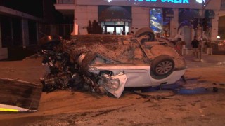 Ümraniyede İETT otobüsüne otomobil çarptı: 1i ağır 2 yaralı