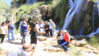 Üniversite öğrencilerinin gelmesiyle Girlevik Şelalesinde yoğunluk oluştu